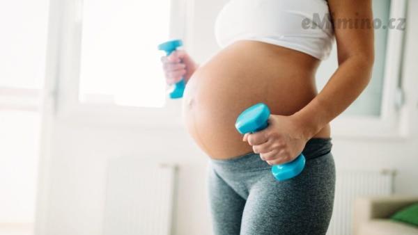 Nezvedejte velkou zátěž a vyhněte se posilování břišních svalů. Zdroj: Canva