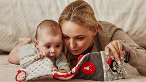 Nechte miminko hračky osahat a prozkoumat, pomůžete tak jeho vývoji. Zdroj: Canpol babies