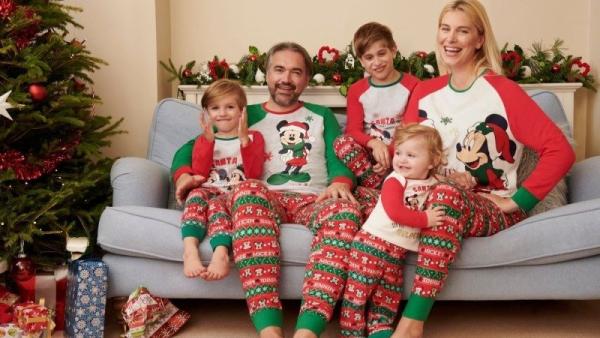 U stromečku se také můžete letos setkat ve sladěných outfitech! Zdroj: F&F.