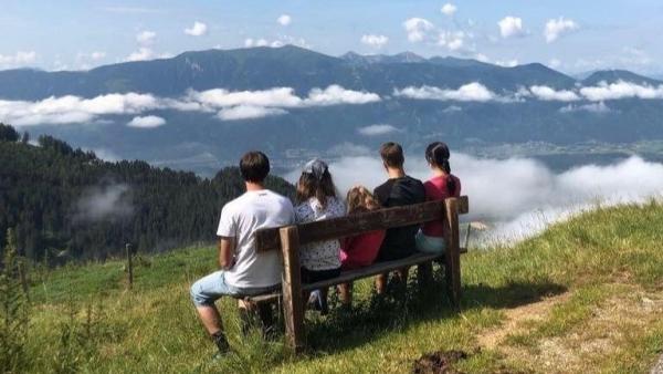 Starší Anežčiny děti nechtěly svou fotografii sdílet. Anežka jim vyhověla. 