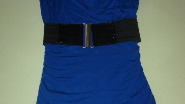 Modrý top s černým páskem Amisu