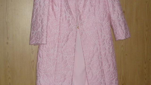 Růžový dámský set šatů a kabátku Bomak