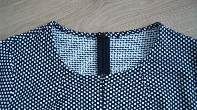 Černobílé puntíkaté elastické šaty na zip vel. M/L