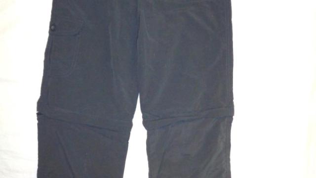 Pěkné šedé sportovní kalhoty nebo tříčtvrťáky