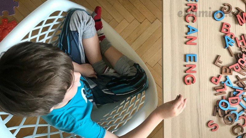Dítě s autismem při své oblíbené činnosti (Hraje si tak od svých 18 měsíců) Zdroj: redakce