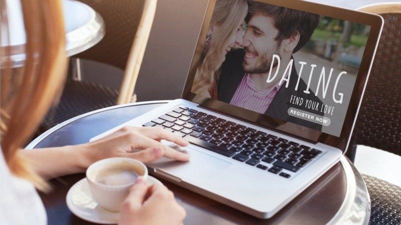 I hledání vztahu dnes probíhá online. Zdroj: Canva Pro