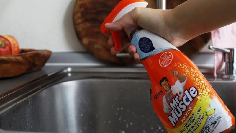 Do domácnosti se třemi muži je Mr Muscle nezbytností. Zdroj: Redakce
