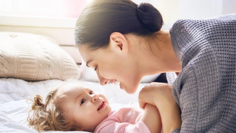 Chvilky strávené s miminkem jsou k nezaplacení. Zdroj: Canva