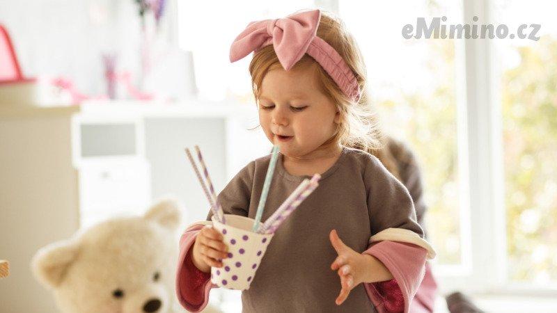 Brčka děti baví. U starších dětí využijte barevné slámky. Zdroj: Canva