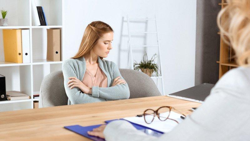 Povídání s psychologem může pomoci rodičům překonat první těžké chvíle. Zdroj: Canva