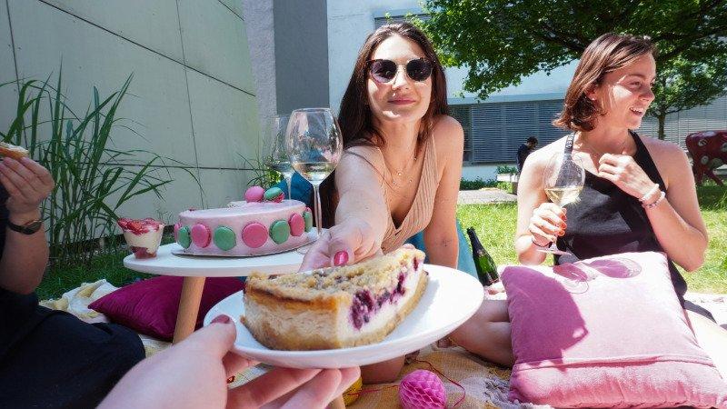 Na oslavě nesmí chybět dorty ani další pochoutky. Zdroj: Redakce