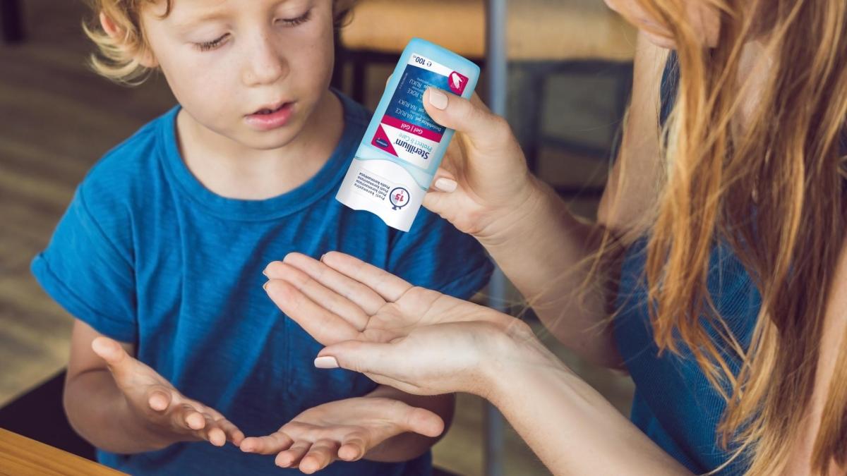 Lékárna Hartmann, Maminka se synem si nanášejí na ruce dezinfekční gel Sterillium Protect & Care