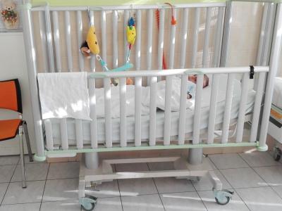 Gynekologicko-porodnické oddělení, Nemocnice Písek: Odpočívající miminko v postýlce.
