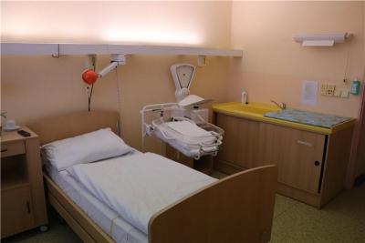 Porodnice Chomutov. Nemocnice Chomutov, o.z., Gynekologicko-porodnické oddělení: Připravený nadstandardní pokoj pro maminku a miminko.