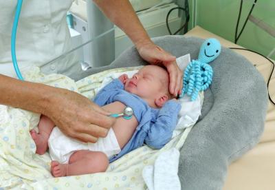Porodnice Mulačova. Mulačova nemocnice, s.r.o., Gynekologicko-porodnické oddělení: Novorozené miminko se svou chobotničkou.