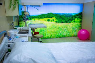 Porodnice Uherské Hradiště. Uherskohradišťská nemocnice a.s., Porodnicko-gynekologické oddělení: Lůžkový pokoj v porodnici Uherské Hradiště.