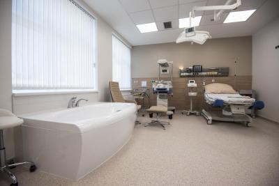 Porodnice Příbram. Oblastní nemocnice Příbram a.s., Gynekologicko-porodnické oddělení: Prostorný a světlý.