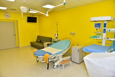 Porodnice Strakonice a.s., Gynekologicko-porodnické oddělení: Prostorný porodní pokojíček pro budoucí maminky.