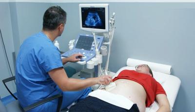 Porodnice Klatovy. Klatovská nemocnice a.s., Gynekologicko-porodnické oddělení: Maminka na vyšetření ultrazvukem.