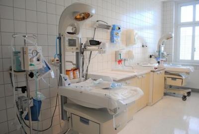 Porodnice Kladno. Oblastní nemocnice Kladno a.s., Gynekologicko-porodnické oddělení: Změřit, zvážit a k mamince.
