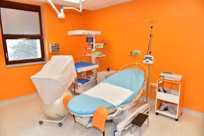 Porodnice Strakonice a.s., Gynekologicko-porodnické oddělení: Porodní box připravený na maminku.