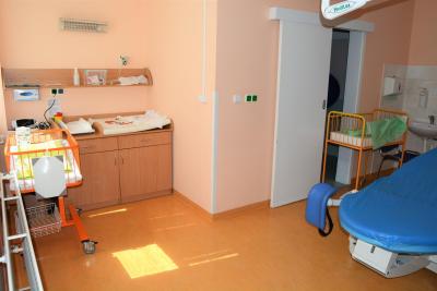 Porodnice Mladá Boleslav. Klaudiánova nemocnice, Gynekologicko-porodnické oddělení: Přebalovací pultík na porodním sále.