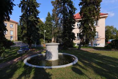 Porodnice Rakovník. Masarykova nemocnice v Rakovníku, Gynekologicko-porodnické zařízení: Klid a pohodu naleznete i u fontány před vchodem do porodnice.