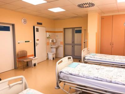 Porodnice Ostrava, Porodnicko-gynekologické oddělení: Sdílený lůžkový pokoj pro maminky a jejich děti.