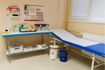 Porodnice Prachatice, Gynekologicko-porodnické oddělení: Lůžko na ambulanci v porodnici.