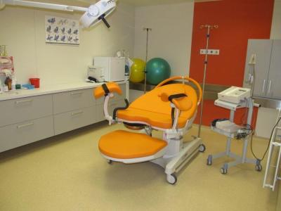 Porodnice Stod. Nemocnice a porodnice Stod, Gynekologicko-porodnické oddělení: Připravený porodní box na prostorném sále.