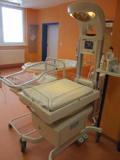 Porodnice Klatovy. Klatovská nemocnice a.s., Gynekologicko-porodnické oddělení: Postýlka připravená pro miminko.