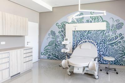 Porodnice Hořovice. Nemocnice Hořovice, gynekologicko-porodnické oddělení: Porodní box na moderním sále.