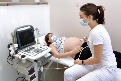 Porodnice Rakovník. Žena na předporodním vyšetřením sonem.