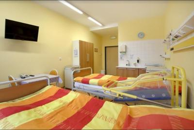 Porodnice Domažlice. Domažlická nemocnice a.s., Gynekologicko-porodnické oddělení: Standardní sdílené pokojíčky pro maminky po porodu.