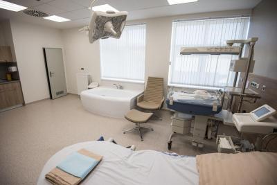 Porodnice Příbram. Oblastní nemocnice Příbram a.s., Gynekologicko-porodnické oddělení: Porodní sál připravený na budoucí maminku.