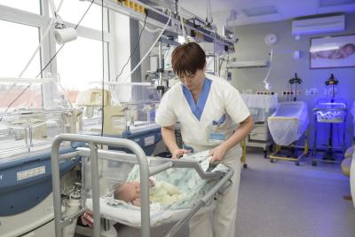 Porodnice Příbram. Oblastní nemocnice Příbram a.s., Gynekologicko-porodnické oddělení: Sestřička starající se o novorozená miminka.