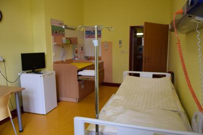 Porodnice Benešov. Nemocnice Rudolfa a Stefanie Benešov, Gynekologicko-porodnické oddělení: Nadstandardní pokojíček pro maminku po porodu.