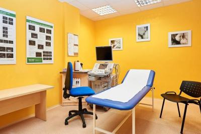 Porodnice Slaný. Nemocnice Slaný, Gynekologicko-porodnické oddělení: Předporodní ambulance, která je plně vybavená.