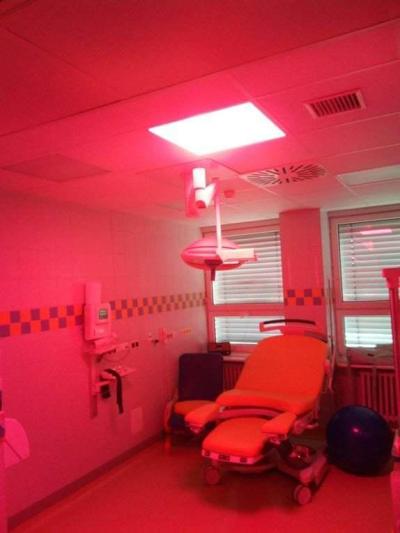 Porodnice Třinec, Gynekologicko-porodnické oddělení: Porodní sál se může nasvítit tak, aby měla budoucí maminka příjemné prostředí.