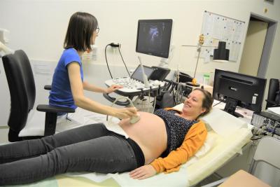 Porodnice Mladá Boleslav. Klaudiánova nemocnice, Gynekologicko-porodnické oddělení: Šťastná maminka na ultrazvuku.