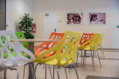 Porodnice České Budějovice, Nemocnice České Budějovice, a.s., Gynekologicko-porodnické oddělení: Recepce Perinatologického centra a posezení pro návštěvu.