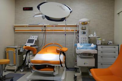 Porodnice Karlovy Vary. Karlovarská krajská nemocnice a porodnice a.s., Gynekologicko-porodnické oddělení: Prostorný porodní box pro budoucí maminky.