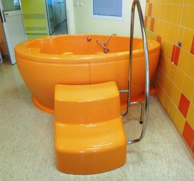 Porodnice Havířov, Porodnické oddělení a porodní sál: Vstup do porodní vany.