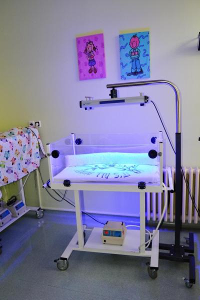 Porodnice Mladá Boleslav. Klaudiánova nemocnice, Gynekologicko-porodnické oddělení: Vyhřívaná postýlka pro miminko.