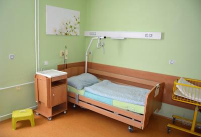 Porodnice Mladá Boleslav. Klaudiánova nemocnice, Gynekologicko-porodnické oddělení: Lůžko pro maminku v porodnici.
