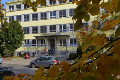 Porodnice Mulačova. Mulačova nemocnice, s.r.o., Gynekologicko-porodnické oddělení: Vchod do porodnice.