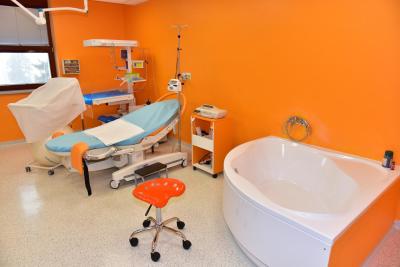 Porodnice Strakonice a.s., Gynekologicko-porodnické oddělení: Porodní pokojíček pro maminky i s prostornou vanou.