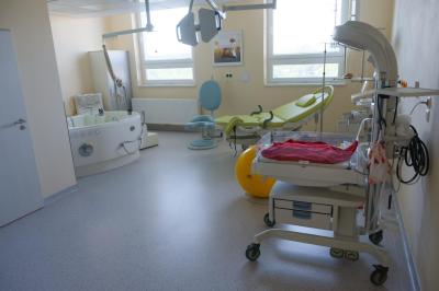 Porodnice Kolín. Oblastní nemocnice Kolín a.s., Gynekologicko-porodnické oddělení: Prostorný a moderně vybavený porodní sál.