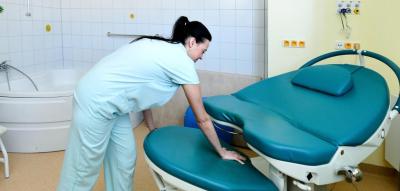 Porodnice Milosrdných Bratří Brno, Gynekologicko-porodnické oddělení: Sestřička polohující porodní box.