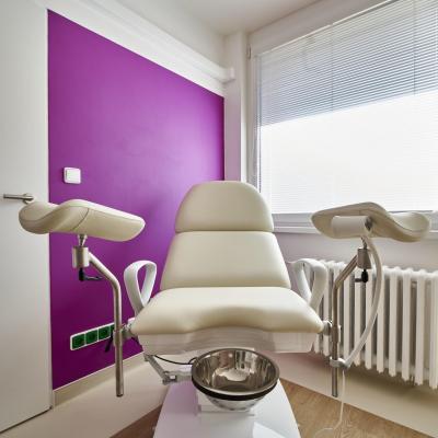 Porodnice Mělník. Nemocnice s poliklinikou Mělník, Gynekologicko-porodnické oddělení: Křeslo na příjmové ambulanci.